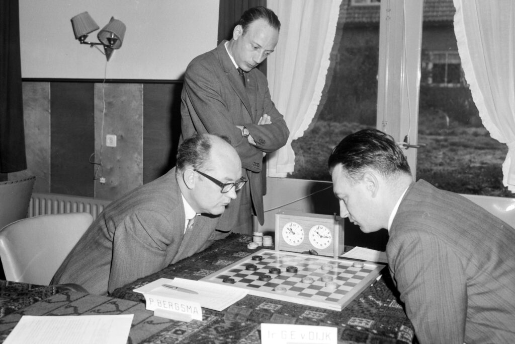 NK 1963 Apeldoorn. Links Bergsma, rechts Van Dijk, Roozenburg kijkt toe